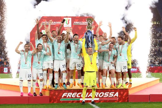 ROME, ITALY - MAY 24: Samir Handanovic of FC Internazionale lifts the Coppa Italia trophy after their side's victory in the Coppa Italia Final match between ACF Fiorentina and FC Internazionale at Stadio Olimpico on May 24, 2023 in Rome, Italy. (Photo by Paolo Bruno/Getty Images) Zhang: “Orgoglioso di tutti, Inter capace di vincere e sollevare trofei”- immagine 2