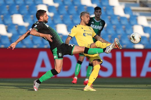 REGGIO NELL'EMILIA, ITALY - JUNE 28: Domenico Berardi of US Sassuolo battles for the ball with Mattia Zaccagni of Hellas Verona during the Serie A match between US Sassuolo and Hellas Verona at Mapei Stadium - Città del Tricolore on June 28, 2020 in Reggio nell'Emilia, Italy (Photo by Gabriele Maltinti/Getty Images) REGGIO NELL'EMILIA, ITALY - JUNE 28: Domenico Berardi of US Sassuolo battles for the ball with Mattia Zaccagni of Hellas Verona during the Serie A match between US Sassuolo and Hellas Verona at Mapei Stadium - Città del Tricolore on June 28, 2020 in Reggio nell'Emilia, Italy (Photo by Gabriele Maltinti/Getty Images)