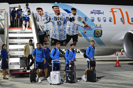 DOHA, QATAR - NOVEMBER 17: Lionel Messi (2ndL) of Argentina disembarks the airplane at Hamad International Airport ahead of FIFA World Cup Qatar 2022 at on November 17, 2022 in Doha, Qatar. (Photo by Justin Setterfield/Getty Images) FOTO – Nico Gonzalez è sbarcato in Qatar con l’Argentina- immagine 2
