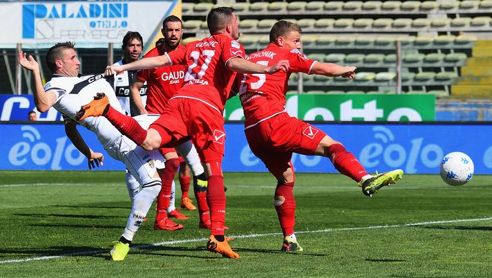 PARMA, ITALY - APRIL 21: Antonino Barillà of Parma Calcio scores his team second goal during the serie B match between Parma Calcio and Carpi FC at Stadio Ennio Tardini on April 21, 2018 in Parma, Italy.  (Photo by Alessandro Sabattini/Getty Images) 