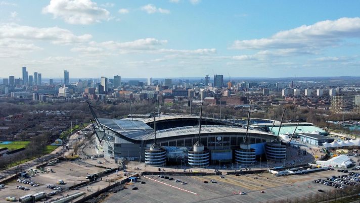MANCHESTER, ENGLAND - MARCH 06: (EDITORS NOTE: This photograph was taken using a drone). A general view outside the stadium prior to the Premier League match between Manchester City and Manchester United at Etihad Stadium on March 06, 2022 in Manchester, England. (Photo by Michael Regan/Getty Images) Derby di Manchester, collasso all’Etihad: un tifoso in ospedale - immagine 1