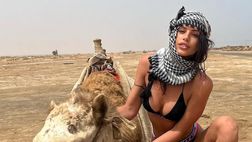 Antonella Fiordelisi padrona del deserto in bikini: “Safari”