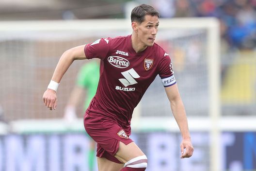 EMPOLI, ITALY - MAY 01: Sasa Lukic of Torino FC looks on during the Serie A match between Empoli FC and Torino FC at Stadio Carlo Castellani on May 1, 2022 in Empoli, Italy. (Photo by Gabriele Maltinti/Getty Images) Roma, sarà preso un centrocampista: da Allan a Paredes ecco le candidature- immagine 2