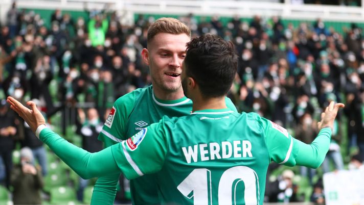 BREMEN, GERMANY - FEBRUARY 05: Marvin Ducksch of Bremen celebrates with his team mate Leonardo Bittencourt after scoring the first goal during the Second Bundesliga match between SV Werder Bremen and Karlsruher SC at Wohninvest Weserstadion on February 05, 2022 in Bremen, Germany. (Photo by Joern Pollex/Getty Images) BREMEN, GERMANY - FEBRUARY 05: Marvin Ducksch of Bremen celebrates with his team mate Leonardo Bittencourt after scoring the first goal during the Second Bundesliga match between SV Werder Bremen and Karlsruher SC at Wohninvest Weserstadion on February 05, 2022 in Bremen, Germany. (Photo by Joern Pollex/Getty Images)