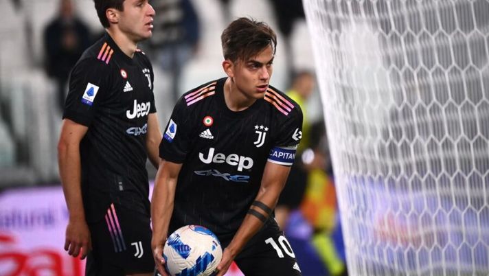 Juventus' Italian forward Federico Chiesa and Juventus' Argentine forward Paulo Dybala react after both missing a goal opportunity during the Italian Serie A football match between Juventus and Sassuolo on October 27, 2021 at the Allianz Stadium in Turin. (Photo by Marco BERTORELLO / AFP) (Photo by MARCO BERTORELLO/AFP via Getty Images) Il recupero di Chiesa e Dybala, la scelta su Locatelli: tutto sulla formazione della Juventus - immagine 1