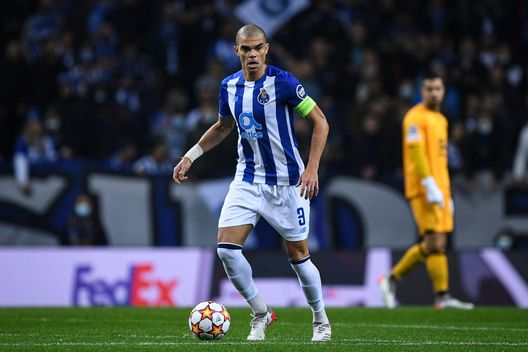 PORTO, PORTUGAL - DECEMBER 07: Pepe of FC Porto in action during the UEFA Champions League group B match between FC Porto and Atletico Madrid at Estadio do Dragao on December 7, 2021 in Porto, Portugal. (Photo by Octavio Passos/Getty Images) Pepe: “Chiamavo Cannavaro per cognome, Ancelotti mi voleva in campo per forza”- immagine 2