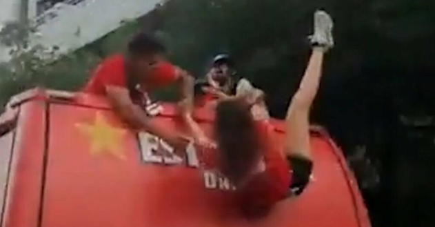 Girona, paura nella festa: la fotografa stava per cadere dal pullman scoperto- immagine 5