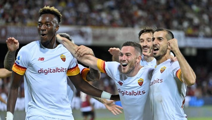 Roma's French midfielder Jordan Veretout (C) celebrates after scoring with Roma's British forward Tammy Abraham (L) and Roma's Armenian midfielder Henrikh Mkhitaryan (R) during the Italian Serie A football match Salernitana vs As Roma at Arechi stadium in Salerno on August 29, 2021. (Photo by Alberto PIZZOLI / AFP) (Photo by ALBERTO PIZZOLI/AFP via Getty Images) PREVIEW SOS – I nostri consigli per ogni partita: chi schierare, chi è da evitare e le sorprese - immagine 1