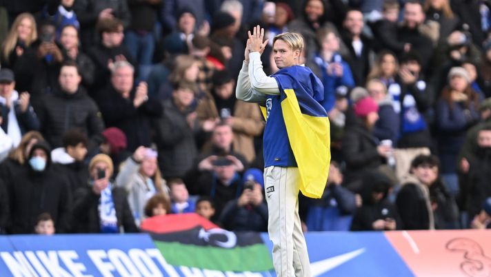 LONDON, ENGLAND - JANUARY 15: New Chelsea FC signing, Mykhaylo Mudryk applauds while being introduced to the fans on the pitch at half time during the Premier League match between Chelsea FC and Crystal Palace at Stamford Bridge on January 15, 2023 in London, England. (Photo by Mike Hewitt/Getty Images) Mudryk soffre di insonnia, ma i calciatori sono dormiglioni? CR7 fa sei sonnellini al giorno, Messi invece…- immagine 2