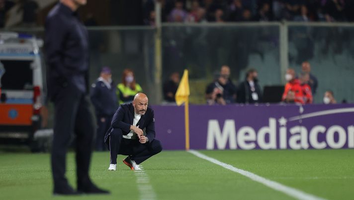 FLORENCE, ITALY - MAY 09: Vincenzo Italiano manager of ACF Fiorentina looks on during the Serie A match between ACF Fiorentina and AS Roma at Stadio Artemio Franchi on May 9, 2022 in Florence, Italy. (Photo by Gabriele Maltinti/Getty Images) Un weekend di… gufate: le avversarie giocano prima, può cambiare tutto in 48h - immagine 1