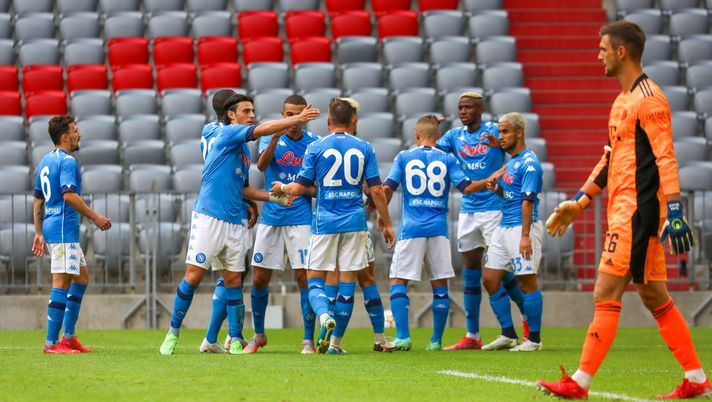 MUNICH, GERMANY - JULY 31: Players of SSC Napoli celebrate their opening goal as goalkeeper Sven Ulrich of FC Bayern Munchen looks on during the pre-season club friendly between FC Bayern Munich and SSC Napoli at Allianz Arena on July 31, 2021 in Munich, Germany. (Photo by Leonhard Simon/Getty Images) MUNICH, GERMANY - JULY 31: Players of SSC Napoli celebrate their opening goal as goalkeeper Sven Ulrich of FC Bayern Munchen looks on during the pre-season club friendly between FC Bayern Munich and SSC Napoli at Allianz Arena on July 31, 2021 in Munich, Germany. (Photo by Leonhard Simon/Getty Images)