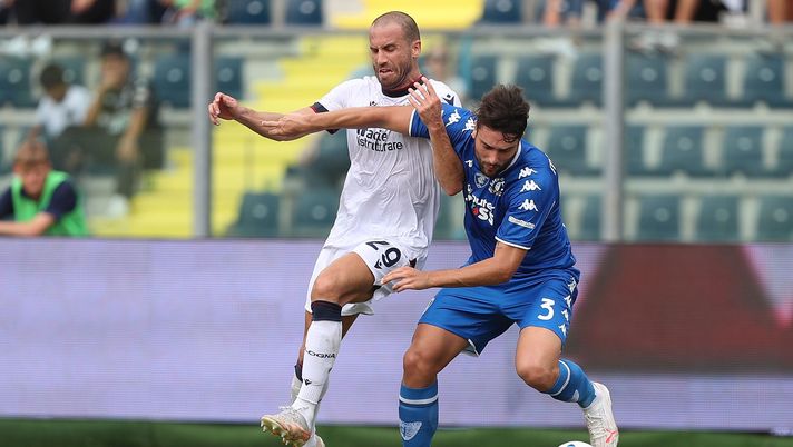 EMPOLI, ITALY - SEPTEMBER 26: Riccardo Marchizza of Empoli FC battles for the ball with Lorenzo De Silvestri of Bologna FC during the Serie A match between Empoli FC and Bologna FC at Stadio Carlo Castellani on September 26, 2021 in Empoli, Italy. (Photo by Gabriele Maltinti/Getty Images) Sportoday – Bazzani: “Venezia avversario da prendere con le molle. Olsen deve mettersi in discussione”- immagine 1