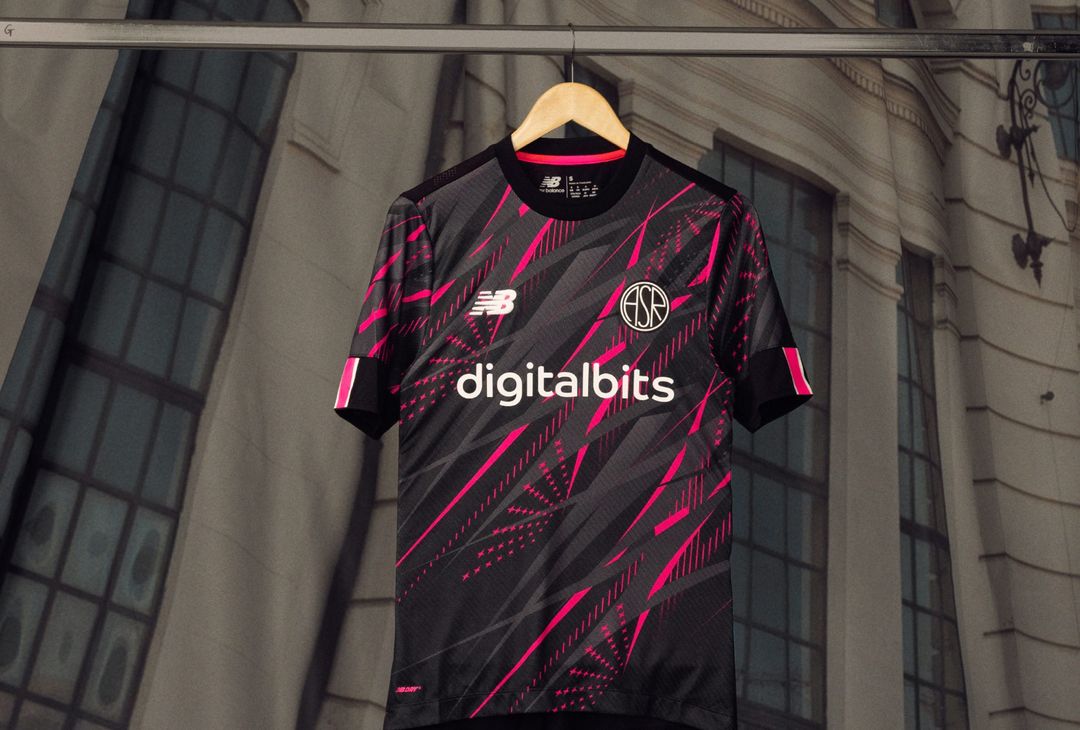 Roma, i dettagli della terza maglia nera e rosa con il logo storico – FOTO GALLERY- immagine 1