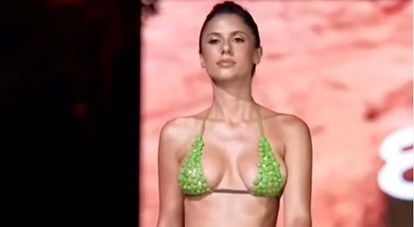 Ines Trocchia fa impazzire i social: passeggia con un abito succinto senza reggiseno- immagine 2