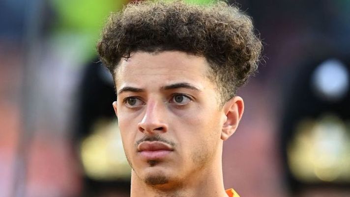 Wales' defender Ethan Ampadu looks on during the national anthems before kickoff during the UEFA Nations League - League A Group 4 football match between Netherlands and Wales at the Feyenoord 'De Kuip' stadium in Rotterdam, on June 14, 2022. (Photo by JOHN THYS / AFP) (Photo by JOHN THYS/AFP via Getty Images) UFFICIALE – Ampadu torna in Italia: c’è la firma con lo Spezia, cosa fare all’asta - immagine 1