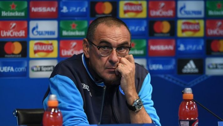 Napoli's Italian head coach Maurizio Sarri speaks at a press conference in Manchester, north west England on October 16, 2017, on the eve of their UEFA Champions League Group F match against Manchester City. / AFP PHOTO / Paul ELLIS (Photo credit should read PAUL ELLIS/AFP/Getty Images) Sarri: “Mertens deve riposare più possibile: mi inventerò un’alternativa! Callejon e Insigne stanchi, Zielinski…” - immagine 1