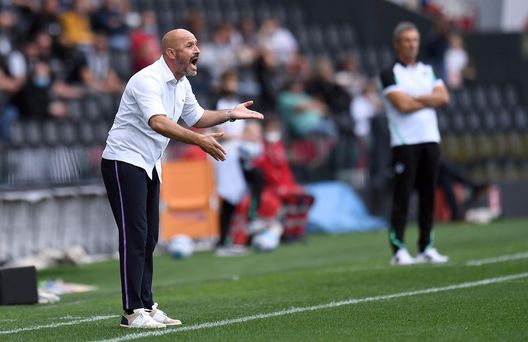 UDINE, ITALY - SEPTEMBER 26: Vincenzo Italiano, head coach of ACF Fiorentina gestures during the Serie A match between Udinese Calcio and ACF Fiorentina at Dacia Arena on September 26, 2021 in Udine, Italy. (Photo by Alessandro Sabattini/Getty Images) UDINE, ITALY - SEPTEMBER 26: Vincenzo Italiano, head coach of ACF Fiorentina gestures during the Serie A match between Udinese Calcio and ACF Fiorentina at Dacia Arena on September 26, 2021 in Udine, Italy. (Photo by Alessandro Sabattini/Getty Images)