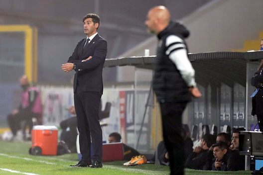 LA SPEZIA, ITALY - MAY 23: Paulo Fonseca manager of AS Roma looks on during the Serie A match between Spezia Calcio and AS Roma at Stadio Alberto Picco on May 23, 2021 in La Spezia, Italy. (Photo by Gabriele Maltinti/Getty Images) 