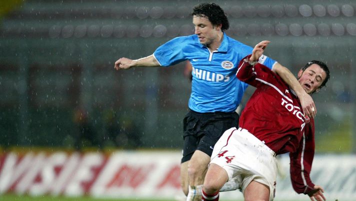 PERUGIA, ITALY: Perugia's Italian midfielder Fabio Gatti (R) ffights for the ball with PSV Eindhoven's Dutch midfielder Bommel during their third round first leg UEFA football match in Perugia 26 February 2004. AFP PHOTO/ Carlo BARONCINI (Photo credit should read CARLO BARONCINI/AFP/Getty Images) palermo