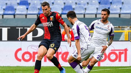 GENOA, ITALY - APRIL 21: Kevin Strootman of Genoa (L) controlled by Giacomo Bonaventura and Lorenzo Venuti of Fiorentina during the Serie A match between Genoa CFC and ACF Fiorentina at Stadio Luigi Ferraris on April 4, 2021 in Genoa, Italy. (Photo by Getty Images) GENOA, ITALY - APRIL 21: Kevin Strootman of Genoa (L) controlled by Giacomo Bonaventura and Lorenzo Venuti of Fiorentina during the Serie A match between Genoa CFC and ACF Fiorentina at Stadio Luigi Ferraris on April 4, 2021 in Genoa, Italy. (Photo by Getty Images)