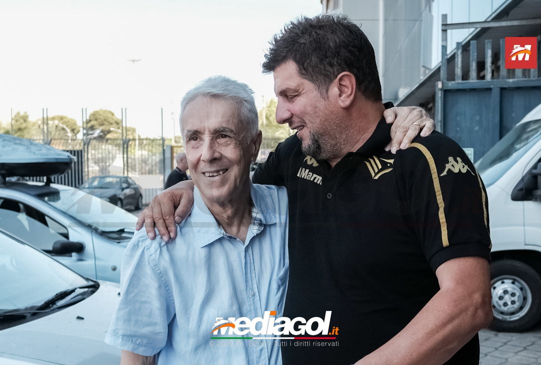 FOTO RITIRO PALERMO, Mister Baldini scatta selfie con i tifosi (Gallery) - immagine 15