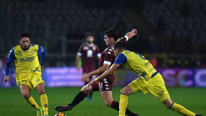 TURIN, ITALY - NOVEMBER 26:  Lucas Boye (C) of FC Torino is challenged by  Ivan Radovanovic (R) and Lucas Nahuel Castro of AC ChievoVerona during the Serie A match between FC Torino and AC ChievoVerona at Stadio Olimpico di Torino on November 26, 2016 in Turin, Italy.  (Photo by Valerio Pennicino/Getty Images)