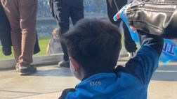 Un piccolo tifoso entra per la prima volta al Maradona: la reazione è commovente