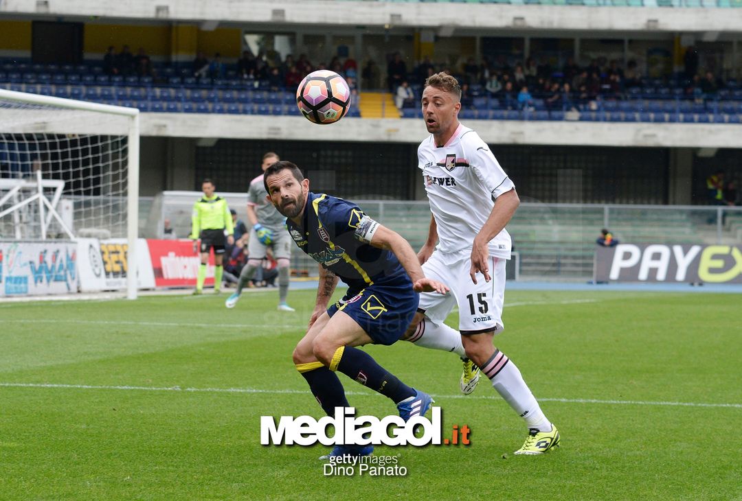  VERONA, ITALY - MAY 07:  Sergio Pellissier (L) of AC ChievoVerona competes with Thiago Rangel Cionek of US Citta di Palermo during the Serie A match between AC ChievoVerona and US Citta di Palermo at Stadio Marc'Antonio Bentegodi on May 7, 2017 in Verona, Italy.  (Photo by Dino Panato/Getty Images) 