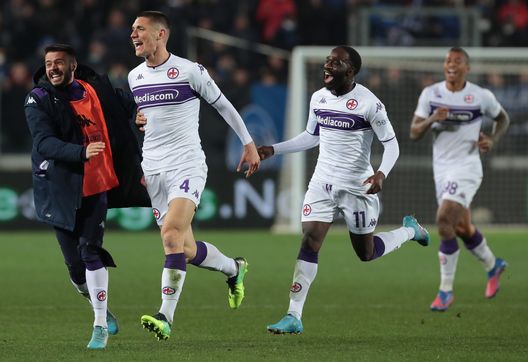 BERGAMO, ITALY - FEBRUARY 10: Nikola Milenkovic of ACF Fiorentina celebrates his goal with his team-mates during the Coppa Italia match between Atalanta BC and ACF Fiorentina at Gewiss Stadium on February 10, 2022 in Bergamo, Italy. (Photo by Emilio Andreoli/Getty Images) QS sicuro: “Milenkovic ha già dato il suo ok per il tarsferimento all’Inter”- immagine 2