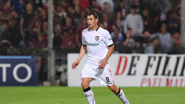 SALERNO, ITALY - MAY 18: Mato Jajalo of US Citta di Palermo in action during the Serie B match between US Salernitana and US Citta di Palermo at  on May 18, 2018 in Salerno, Italy.  (Photo by Francesco Pecoraro/Getty Images) 