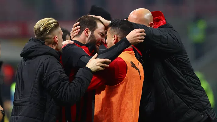 Gonzalo Higuain e i alcuni giocatori del Milan