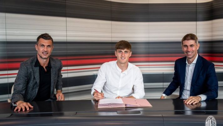 Lorenzo Colombo rinnova il contratto con il Milan in presenza di Maldini e Massara (credits: AC Milan) Lorenzo Colombo rinnova il contratto con il Milan in presenza di Maldini e Massara (credits: AC Milan)