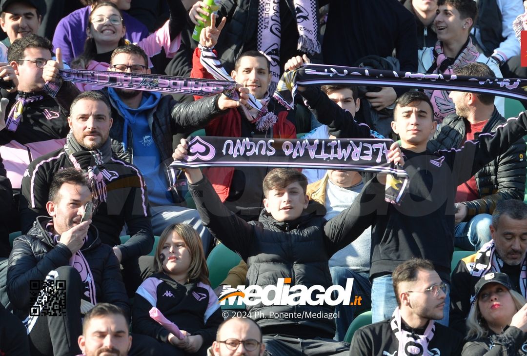 FOTOTIFO Palermo-Como 3-0, gli scatti ai tifosi al “Renzo Barbera” (GALLERY) - immagine 127