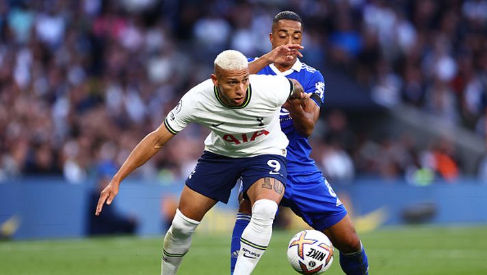 LONDON, ENGLAND - SEPTEMBER 17: Richarlison of Tottenham Hotspur battles for possession with Youri Tielemans of Leicester City during the Premier League match between Tottenham Hotspur and Leicester City at Tottenham Hotspur Stadium on September 17, 2022 in London, England. (Photo by Clive Rose/Getty Images) Il London derby di Richarlison: ha scelto gli Spurs, snobbando Chelsea e Arsenal - immagine 1