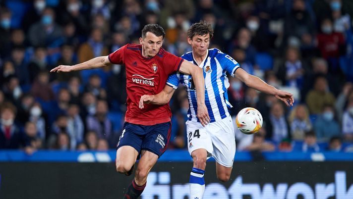 SAN SEBASTIAN, SPAIN - FEBRUARY 27: Robin Le Normand of Real Sociedad competes for the ball with Ante Budimir of CA Osasuna during the LaLiga Santander match between Real Sociedad and CA Osasuna at Reale Arena on February 27, 2022 in San Sebastian, Spain. (Photo by Juan Manuel Serrano Arce/Getty Images) Le Normand prima scelta se Milenkovic parte. Ma il prezzo… - immagine 1