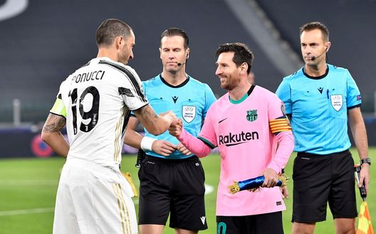 TURIN, ITALY - OCTOBER 28: Leonardo Bonucci of Juventus greets Lionel Messi of FC Barcelona before the UEFA Champions League Group G stage match between Juventus and FC Barcelona at Juventus Stadium on October 28, 2020 in Turin, Italy. Sporting stadiums around Italy remain under strict restrictions due to the Coronavirus Pandemic as Government social distancing laws prohibit fans inside venues resulting in games being played behind closed doors. (Photo by Daniele Badolato - Juventus FC/Juventus FC via Getty Images) TURIN, ITALY - OCTOBER 28: Leonardo Bonucci of Juventus greets Lionel Messi of FC Barcelona before the UEFA Champions League Group G stage match between Juventus and FC Barcelona at Juventus Stadium on October 28, 2020 in Turin, Italy. Sporting stadiums around Italy remain under strict restrictions due to the Coronavirus Pandemic as Government social distancing laws prohibit fans inside venues resulting in games being played behind closed doors. (Photo by Daniele Badolato - Juventus FC/Juventus FC via Getty Images)