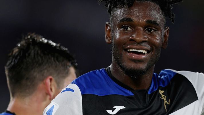 ROME, ITALY - SEPTEMBER 25: Duvan Zapata of Atalanta BC celebrates after scoring the opening goal during the Serie A match between AS Roma and Atalanta BC at Stadio Olimpico on September 25, 2019 in Rome, Italy. (Photo by Paolo Bruno/Getty Images) Atalanta, tripletta di Zapata in amichevole. E non salta neanche un minuto - immagine 1