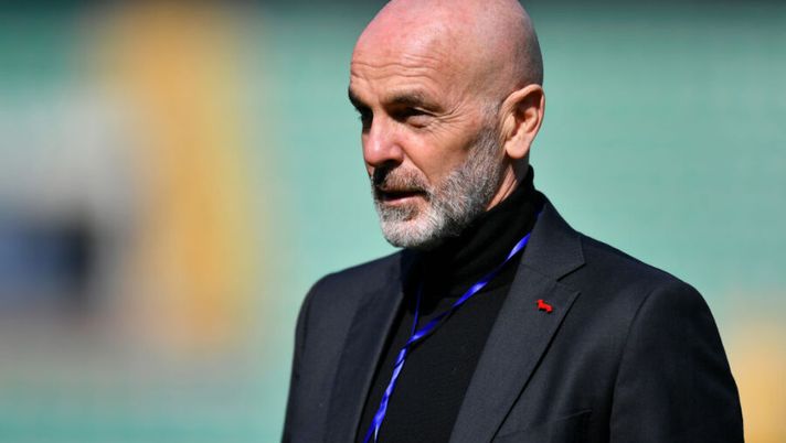 VERONA, ITALY - MARCH 07: Stefano Pioli, Head Coach of AC Milan looks on prior to the Serie A match between Hellas Verona FC and AC Milan at Stadio Marcantonio Bentegodi on March 07, 2021 in Verona, Italy. Sporting stadiums around Italy remain under strict restrictions due to the Coronavirus Pandemic as Government social distancing laws prohibit fans inside venues resulting in games being played behind closed doors. (Photo by Alessandro Sabattini/Getty Images) Milan, la Gazzetta: “La decisione di Maldini per il contratto di Pioli, la scelta è pronta” - immagine 1