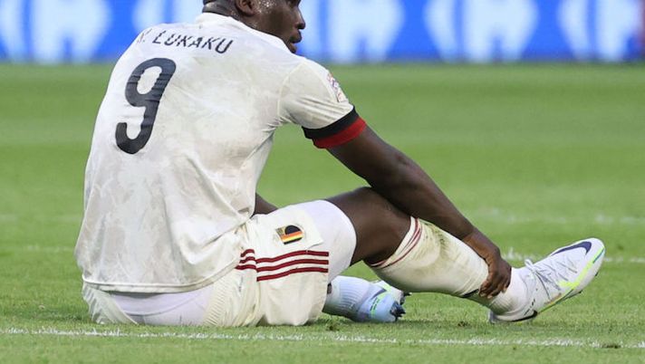 Belgium's Romelu Lukaku lies injured on the ground during a soccer game between Belgian national team the Red Devils and the Netherlands, Friday 03 June 2022 in Brussels, the first game (out of six) in the Nations League A group stage. BELGA PHOTO VIRGINIE LEFOUR (Photo by VIRGINIE LEFOUR / BELGA MAG / Belga via AFP) (Photo by VIRGINIE LEFOUR/BELGA MAG/AFP via Getty Images) Inter, Zhang vuole trattare per Lukaku: cerca lo sconto! Marotta: “Oggi niente annunci” - immagine 1