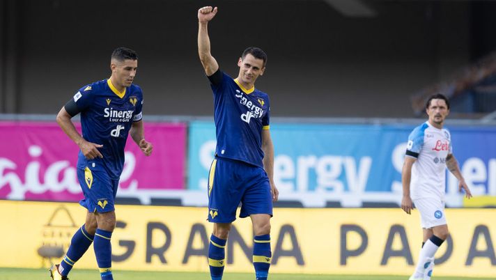VERONA, ITALY - AUGUST 15: Kevin Lasagna of Hellas Verona FC celebrates after scoring his team's first goal during the Serie A match between Hellas Verona and SSC Napoli at Stadio Marcantonio Bentegodi on August 15, 2022 in Verona, Italy. (Photo by Emmanuele Ciancaglini/Ciancaphoto Studio/Getty Images) Lasagna attaccante dalle… quattro stagioni: in gol a Pasqua, Natale e Ferragosto - immagine 1