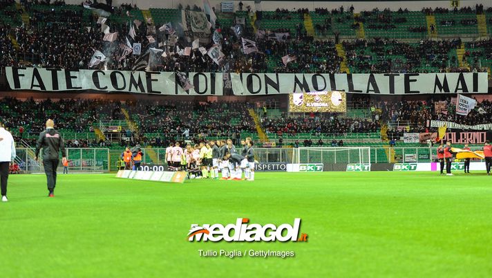 PALERMO, ITALY - APRIL 08: Fams of Palermo show their support during the Serie B match between US Citta di Palermo and Hellas Verona at Stadio Renzo Barbera on April 08, 2019 in Palermo, Italy. (Photo by Getty Images/Getty Images) PALERMO, ITALY - APRIL 08: Fams of Palermo show their support during the Serie B match between US Citta di Palermo and Hellas Verona at Stadio Renzo Barbera on April 08, 2019 in Palermo, Italy. (Photo by Getty Images/Getty Images)