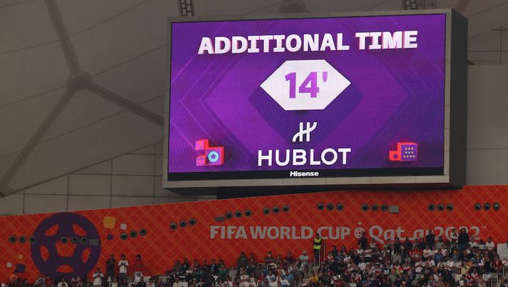 DOHA, QATAR - NOVEMBER 21: A giant screen displays additional time of 14 minutes as Alireza Beiranvand of IR Iran received medical treatment during the FIFA World Cup Qatar 2022 Group B match between England and IR Iran at Khalifa International Stadium on November 21, 2022 in Doha, Qatar. (Photo by Julian Finney/Getty Images) Gazzetta: “Maxi recuperi in Serie A dopo i Mondiali? Gli ultimi sussurri…” - immagine 1