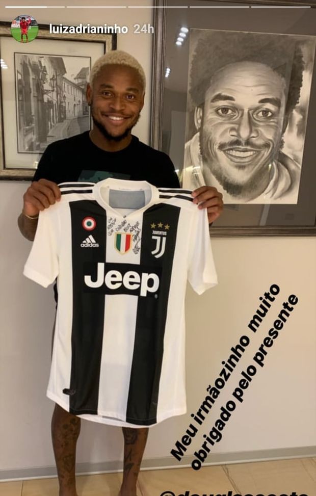  Luiz Adriano in posa con la maglia della Juventus 