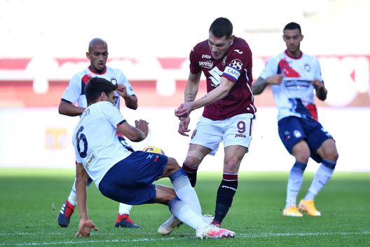  TURIN, ITALY - NOVEMBER 08: Andrea Belotti (R) of Torino FC is tackled by Lisandro Magallan of FC Crotone during the Serie A match between Torino FC and FC Crotone at Stadio Olimpico di Torino on November 8, 2020 in Turin, Italy. (Photo by Valerio Pennicino/Getty Images) 
