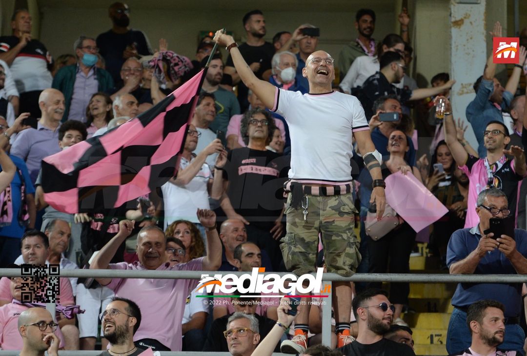 Fototifo, facce da Serie B. I tifosi allo stadio per Palermo-Padova 1-0 - immagine 144