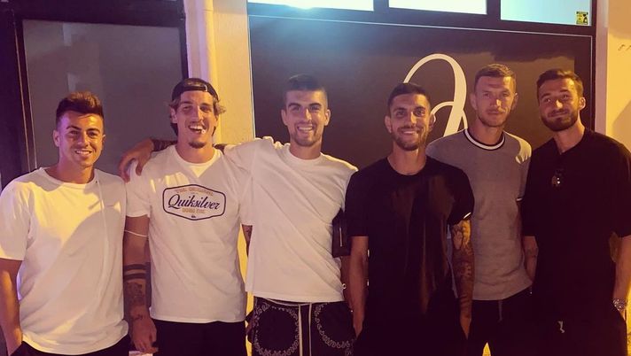 La Roma fa gruppo: cena di sushi, poi un salto al cocktail bar – FOTO La Roma fa gruppo: cena di sushi, poi un salto al cocktail bar – FOTO