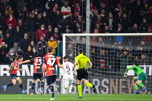 GENOA, ITALY - MARCH 18: Manolo Portanova of Genoa (L) scores a goal during the Serie A match between Genoa CFC and Torino FC at Stadio Luigi Ferraris on March 18, 2022 in Genoa, Italy. (Photo by Getty Images) Quando le motivazioni fanno la differenza- immagine 2