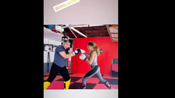 VIDEO Elisabetta Canalis, guantoni, grinta e… sudore: l’allenamento dell’ex velina infuoca i fan