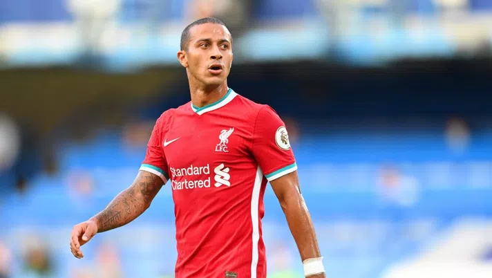 LONDON, ENGLAND - SEPTEMBER 20: Thiago Alcantara of Liverpool in action during the Premier League match between Chelsea and Liverpool at Stamford Bridge on September 20, 2020 in London, England. (Photo by Michael Regan/Getty Images)