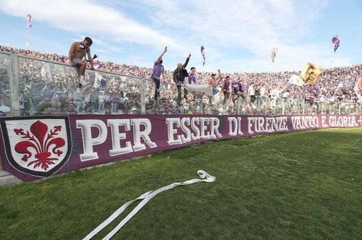 FLORENCE, ITALY - APRIL 16: Fans of ACF Fiorentina celebrate victory after during the Serie A match between ACF Fiorentina and Venezia FC at Stadio Artemio Franchi on April 17, 2022 in Florence, Italy. (Photo by Gabriele Maltinti/Getty Images) FLORENCE, ITALY - APRIL 16: Fans of ACF Fiorentina celebrate victory after during the Serie A match between ACF Fiorentina and Venezia FC at Stadio Artemio Franchi on April 17, 2022 in Florence, Italy. (Photo by Gabriele Maltinti/Getty Images)